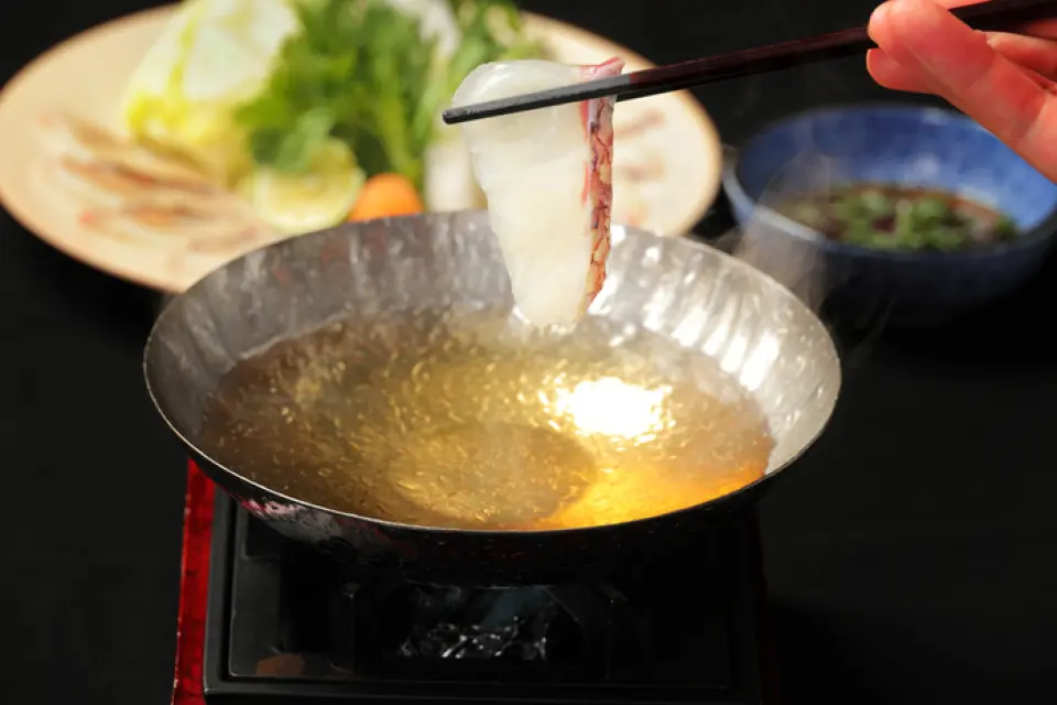 這是從中午開始就能品嚐到新鮮紅鯛魚風味的人氣涮鍋套餐。品嚐完鯛魚等蔬菜的酥脆口感後，推薦搭配美味高湯的茶泡飯。濃鬱的芝麻醬襯托出鯛魚的味道，與米飯很相配。我們還提供套餐，包括三種時令小菜和不時變化的魚類套餐。
