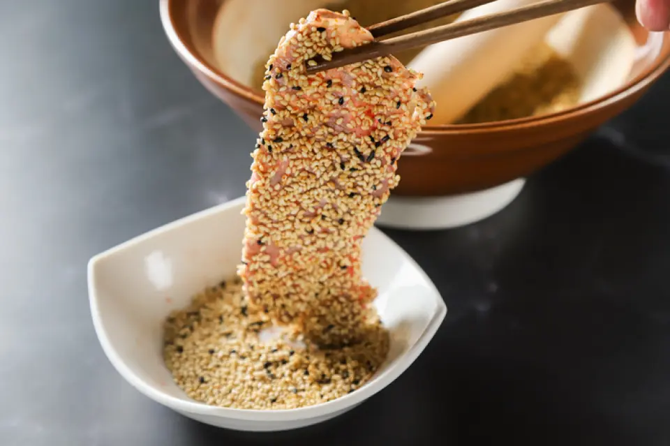 烤肉新革命！聞起來像芝麻！新鮮出爐的原味滾燙芝麻將在顧客面前準備。不只是烤肉，鹹舌等肉類也會香噴噴的！