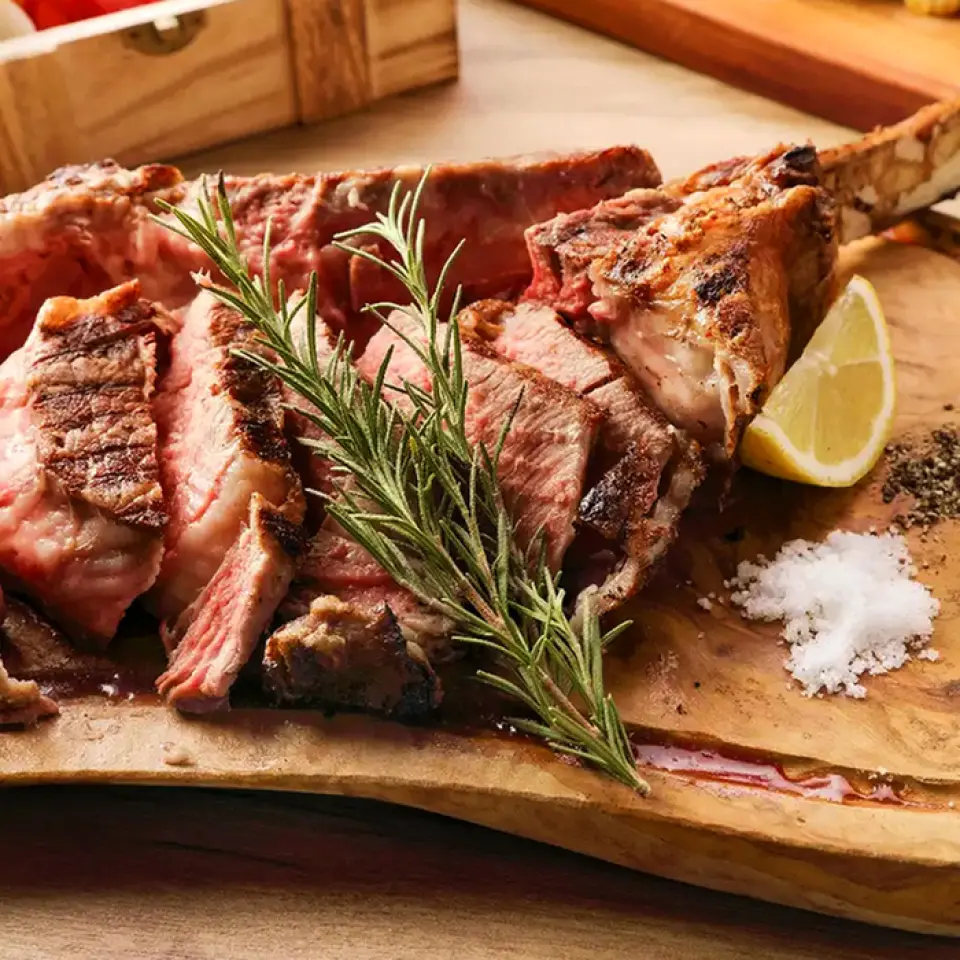 Our Arita beef (Japanese black beef) is made from healthy Japanese black beef raised without medicine, with particular attention paid to feed and water, based on the concept of "aiming for zero medicine on the earth". As a result of our strict selection, we have decided not to choose A5 grade, but to offer A4 7 grade, which has the most delicious meat flavor, even at a loss! Please enjoy it as tagliata, roast beef, hamburger steak, etc.!