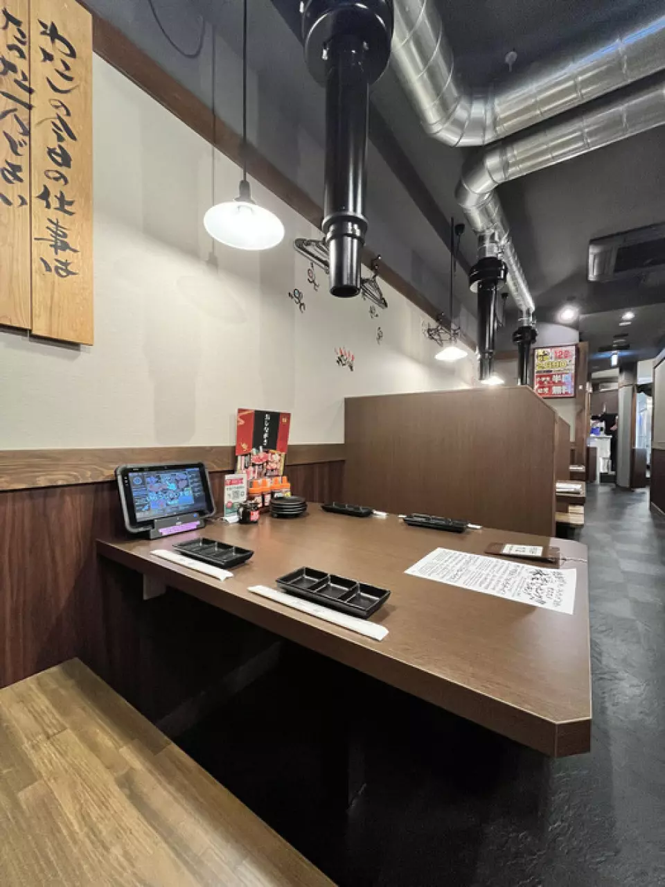 Chỗ ngồi được bố trí rộng rãi nên bạn có thể thoải mái thưởng thức bữa ăn mà không cần lo lắng về người bên cạnh. Hoàn hảo cho các nhóm lớn! Trẻ em cũng được chào đón ♪ Bầu không khí ấm cúng bên trong nhà hàng là một trong những điểm hấp dẫn của Ushishige ☆ *Ảnh lấy từ loạt ảnh.