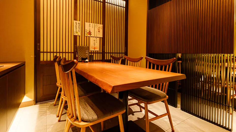Our restaurant is easily accessible, just a 5-minute walk from Ginza Station. The Japanese-modern space, with a warm color scheme, has an appealing atmosphere where you can enjoy your meal in a relaxed and comfortable atmosphere. The spacious table seats are perfect for dates, dinner parties with people working in nearby offices, and entertaining guests. We also have fully private rooms for 4 to 6 people, where you can enjoy a private moment without worrying about the people around you. We can accommodate a variety of occasions, so please feel free to visit us.