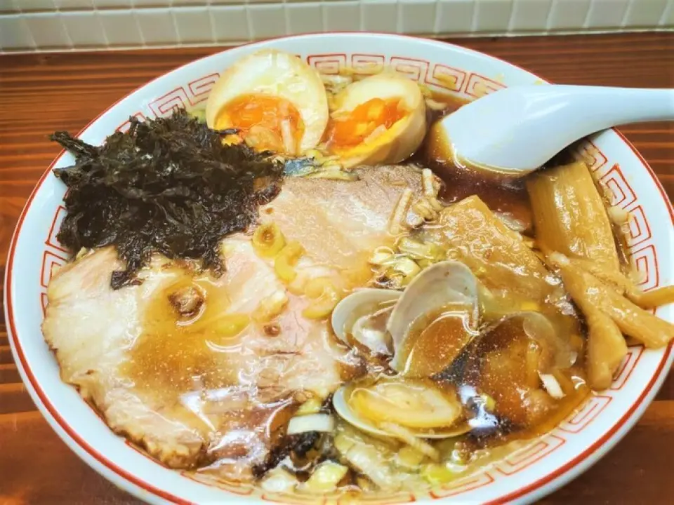 Specially made chicken glass soy sauce soup. Original medium-thick noodles kneaded with dried sardines. Accented with clam and black seaweed flavor. Great as a final dish or while drinking!