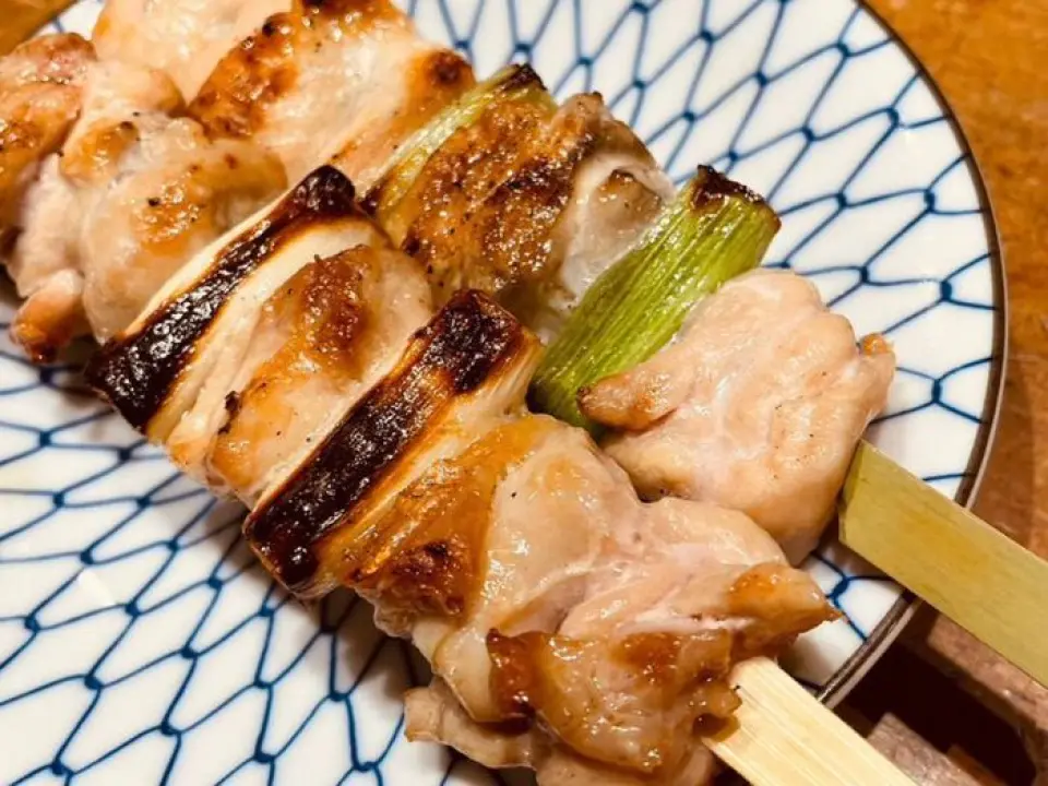이 절묘한 요리는 오야마 닭고기를 포함한 신중하게 선택된 재료로 만들어졌으며, 매장에서 신중하게 수작업으로 만들어지고 구워집니다. 21가지의 다양한 종류로 제공되는 야키토리는 소금, 소스, 청양고추 소스의 세 가지 맛을 선택할 수 있습니다. 맥주와 완벽하게 어울리지만 사케와 쇼추와도 잘 어울립니다.