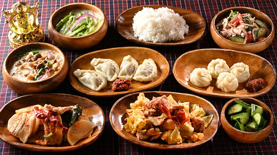 We have two courses available that are perfect for various banquets. For first-timers, we recommend the "Bhutanese Party Course." You can easily enjoy standard Bhutanese dishes such as the Bhutanese salad "Hoge" and the cheese dish "Emadatsi." The "Snack Set" includes a lineup of Asian dishes such as "Steamed Shrimp Dumplings" and "Gai Yang." Both are available for 6 people or more, and the food is served on a large platter.