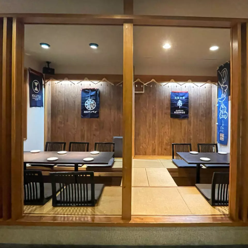 座位选择包括柜台座位和桌子座位，以及配有下沉式被炉桌的半私人房间。 8人以上也可以预订榻榻米房间。 ◎我们还可以根据您的预算和愿望创建课程。请随时联系我们！ ◎繁忙时段，可能会有时间制（2小时）。感谢您的理解。
