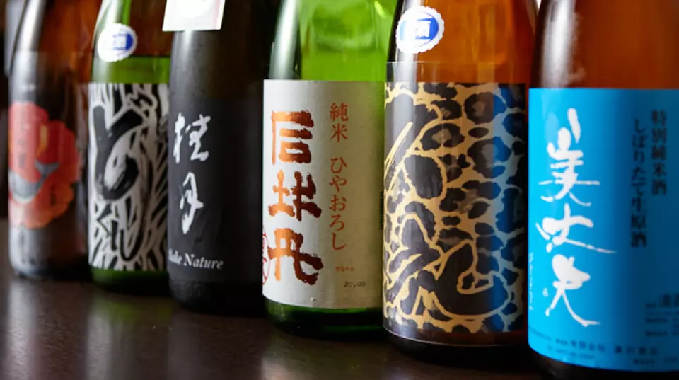 常备有20种以上的当地酒和14种从酿酒厂直接采购的烧酒。我们还从高知一些领先的清酒酿造商那里订购限量版和难以获得的品牌。还推荐高知特产柑橘酸。我们使用小夏、姜柚、武修馆、直七、文丹等柑橘种植者的优质果汁。其中，很多人都对“武周馆酸酒”上瘾了！深受不喜欢甜味的人欢迎◎