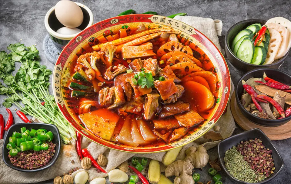 ความพิเศษของร้านเราคือ ``มายายู'' อย่างแน่นอน ซุปที่ทำจากเครื่องเทศจีนประมาณ 21 ชนิดจะช่วยฟื้นฟูร่างกายของคุณ! เป็นที่นิยมในหมู่สาวๆ มาก เนื่องจากมีประสิทธิภาพและดีต่อสุขภาพในการป้องกันความชราของเซลล์ ความงามและสุขภาพ น้ำซุปมีให้เลือก 3 แบบ 0 ความเผ็ด เผ็ด เผ็ดกลาง และเผ็ดมาก! คุณสามารถเลือกเส้นก๋วยเตี๋ยวได้เจ็ดประเภท รวมถึงวุ้นเส้นพิเศษ เส้นมันเทศหนา เส้นบะหมี่โกนมีด และราเม็ง นอกจากนี้เรายังมีเครื่องปรุงรสอีก 10 ชนิดไว้เติมในภายหลัง เพลิดเพลินไปกับแก้วโปรดของคุณ♪