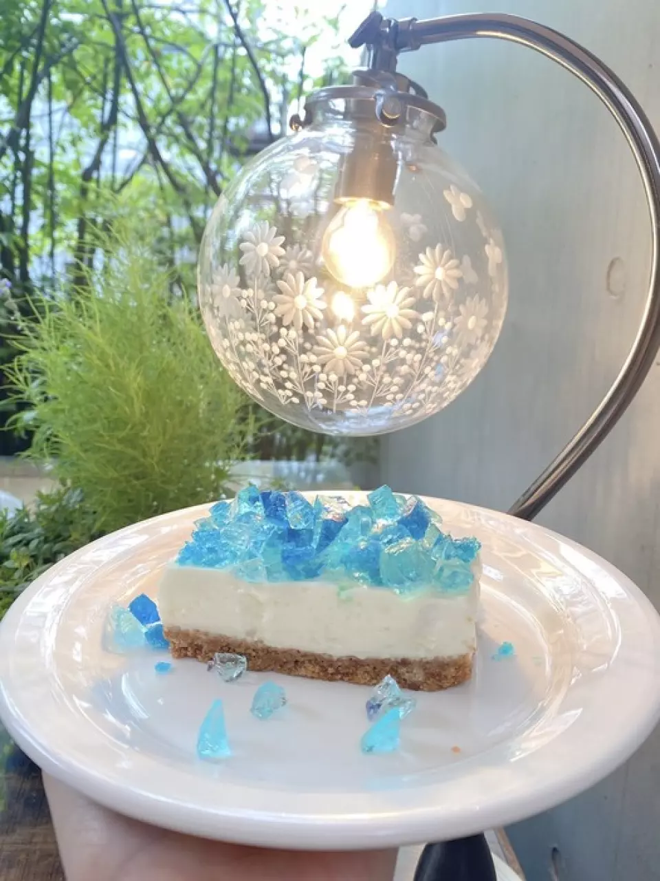 The LapisBirthStoneCake is an original cake from our shop that is studded with sparkling amber sugar like jewelry and will make you happy just by looking at it. You can choose two colors from 14 different colors to make a cake of your choice! There are many ways to enjoy it, such as choosing the color of your birthstone or the color of your favorite idol.