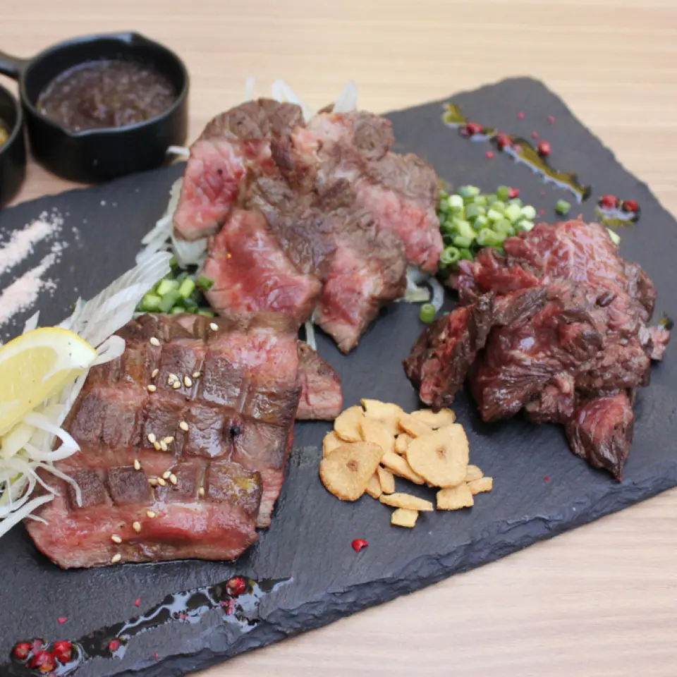 牛肉的人气部位“鬼酒肉拼盘”和时令鲜鱼“宝藏生牛肉片”等，味道鲜美的精致菜肴也不乏！ ◎还有用煎锅烤嫩牛筋的“牛筋柚子”等最适合下酒的小食♪ 也有可能是菜单上没有记载的秘密菜单。菜单...？本店独有的特色菜品种类丰富！