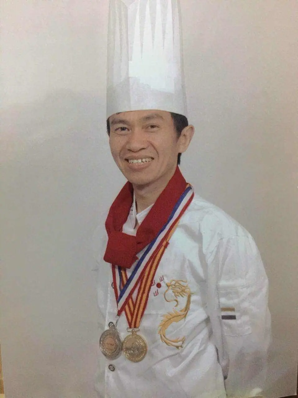 拥有国家特级厨师资格的杨聪厨师被评为川菜名厨。他是四川顶级厨师，曾担任四川成都老牌五星级酒店锦江大酒店餐厅主厨，并在多次烹饪比赛中获得金牌。即使在著名餐厅林立的京桥、银座地区，也能享受到独特的味道。运用先进技术烹制出的正宗川菜，无一不是精美绝伦。正宗川菜的准备工作非常重要，请至少提前3天预订。
