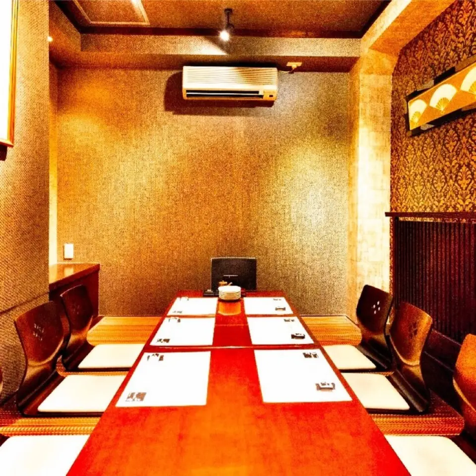 The restaurant is filled with a Japanese charm and has a relaxed atmosphere for adults. The fully private rooms, which can accommodate from 2 to 120 people, are the perfect private space for various banquets in Akasaka, such as business dinners, girls' nights, and group dates. We also offer great banquet course plans starting from 3,500 yen to suit your budget. We also offer great surprise specials for birthdays and anniversaries.