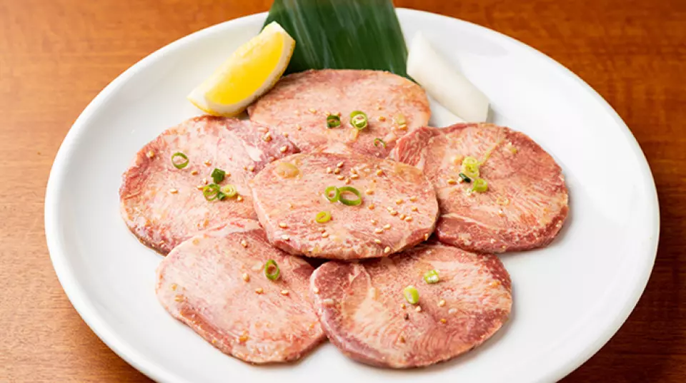 本著「美味的烤肉，價格合理」的理念，店主對自己精心挑選的肉的新鮮度感到自豪，從標準的小排骨到內臟。精心計算，以達到完美的口感。