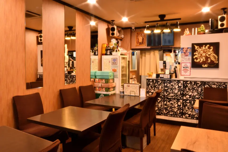 It is a small, cozy restaurant with a total of 12 seats. Although it is small, we aim to create a relaxing and comfortable restaurant. We accept reservations for private parties of 8 or more people, so it is perfect for small gatherings, parties, year-end parties, New Year parties, and other banquets. Please feel free to contact us regarding the number of people and budget!