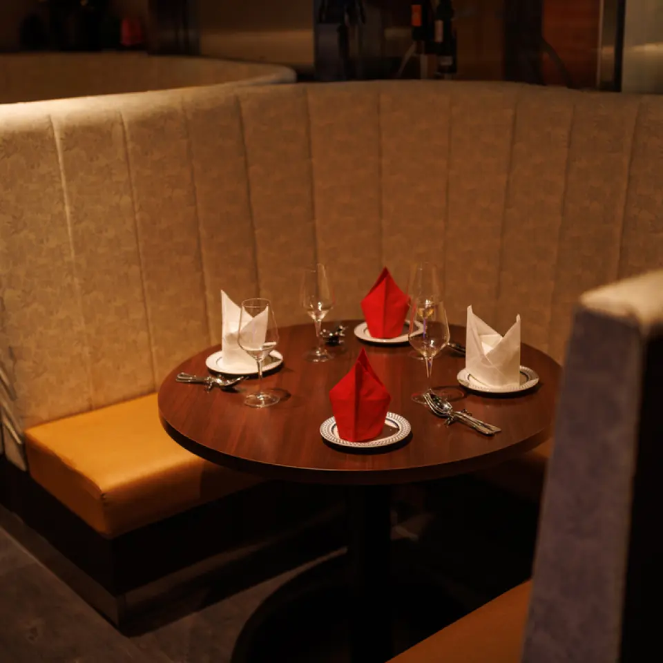 The round sofa seats are the ideal space for creating a special moment. The stylish design and comfortable seating allow you to enjoy a special moment with your loved ones. The spacious layout allows you to enjoy your meal in a calm atmosphere.