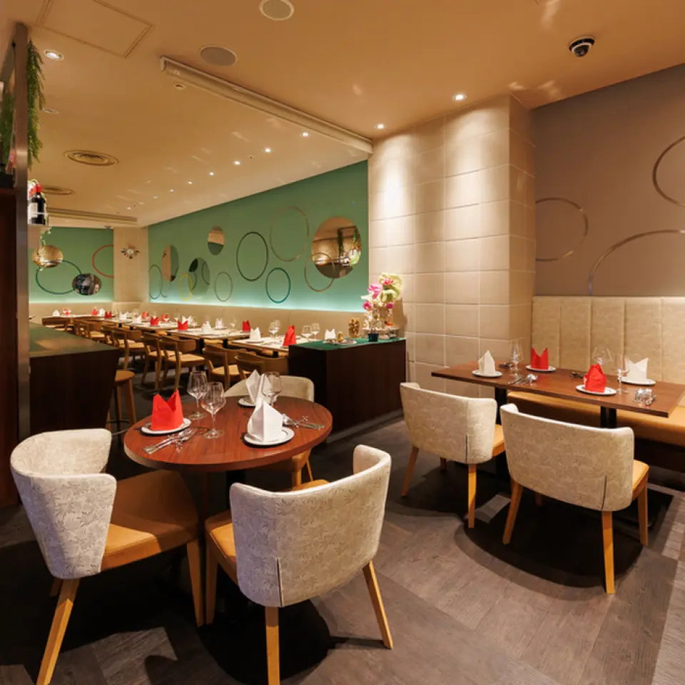 The brand new interior and exterior of the restaurant, which opened at the end of April 2022, is very clean and tidy. The spacious space with 46 seats is equipped with high-quality sofa seats where you can relax, as well as counter seats and table seats with sofas on one side. The space can be divided by partitions or rented exclusively for groups of 30 or more, making it suitable for a variety of occasions. Please feel free to use it for anything from a quick drink by yourself to a meal with friends, a banquet, overnight stays, or a wedding after-party.