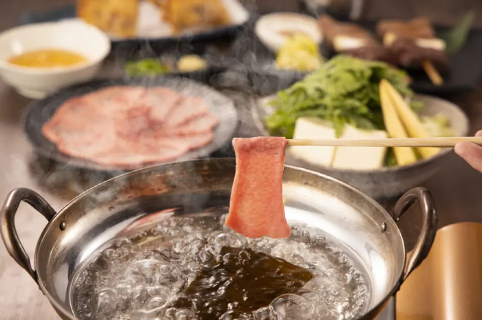 We offer our recommended delicacies, such as "aged beef tongue" and domestic black wagyu beef. The first dish we would like you to try is "beef tongue shabu-shabu." Shabu-shabued in kelp stock, the ingredients are submerged in our homemade broth, giving them a warm and gentle flavor. You can enjoy different textures by changing the time you shabu-shabu. Please be sure to try it when you visit our restaurant.
