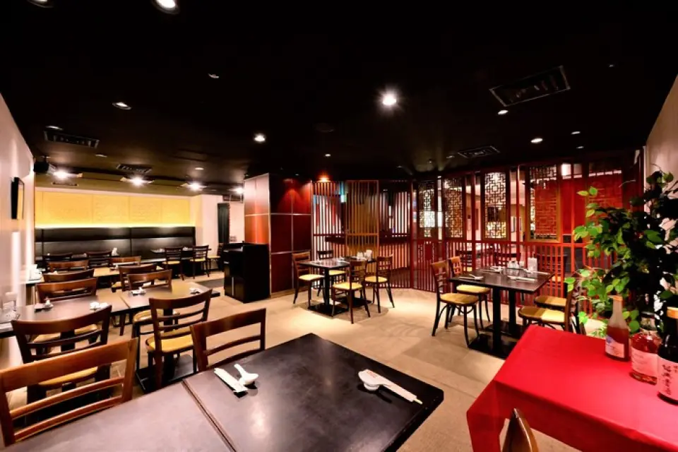 We have a total of 60 seats at tables, including semi-private round tables and private rooms. We can accommodate a variety of occasions, such as groups, business entertainment, families with children, and dates.