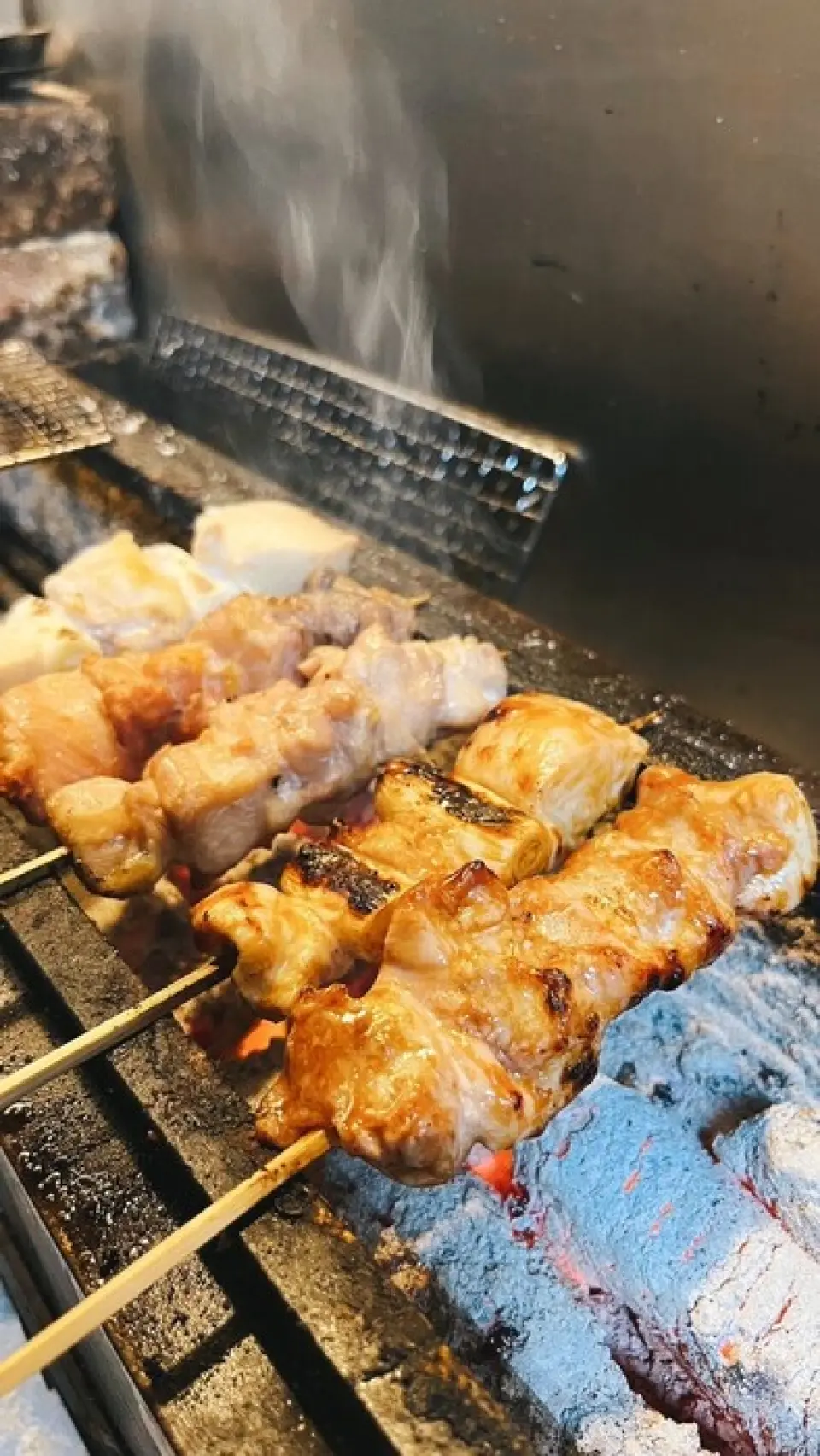我们为我们的烤鸡菜单感到自豪，这在意大利美食中很少见。我们的烤鸡使用严选的大型国产鸡。每天早上在店里串起来，由我们的工匠在木炭上精心烤制的烤鸡，非常精致！每周购买3次的鲜肝是必点菜，酱、盐、香油、盐均可选择。另外还有肥美多汁的大腿肉、肉丸、大葱、盆尻等各种部位。如果拿不定主意的话，推荐拼盘。 ◎可以按瓶点餐，所以也可以作为下酒菜。