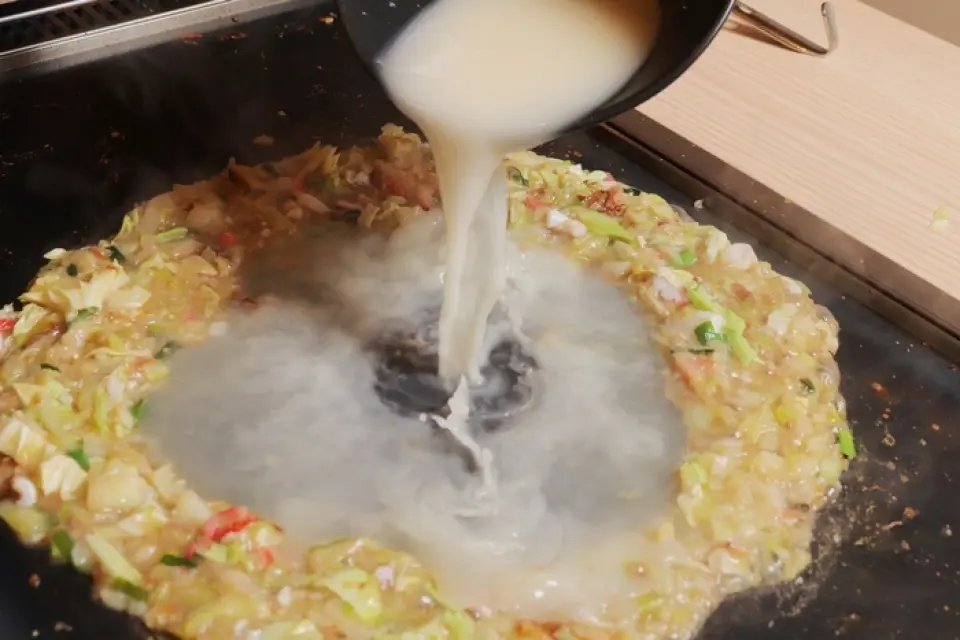 我们引以为傲的汤汁使用北海道产的利尻海带和筑地老店特制的干料。餐后奉上的汤汁，味道干净、淡雅，是隔夜熬制的，一放进嘴里，就能直接感受到汤的味道。