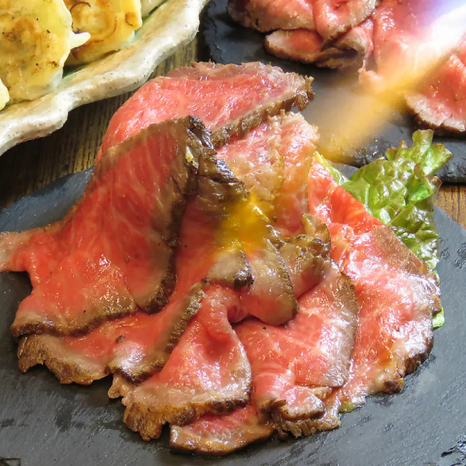 The second major dish alongside the gyoza is the Kuroga Wagyu roast beef, which is carefully cooked at a low temperature to maximize the quality of the A4-ranked or higher Kuroge Wagyu beef, without losing its flavor. Choose two of your favorite sauces from a variety of sauces, including ethnic ponzu, grated ponzu, fresh cream wasabi, and dashi soy sauce wasabi. Mashed potatoes are also secretly popular. Please try them out to find out why they are so popular.