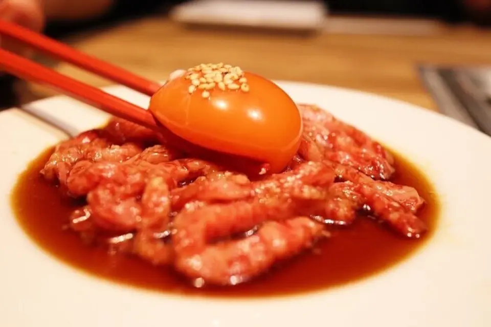 嚴選A5級黑毛和牛，從標準部位到稀有部位，您可以品嚐到各種美味佳餚。另外，我們的招牌菜餚是極其新鮮的黑毛和牛Yukhoe，它是由保健所認證的生肉製成的，所以來訪時一定要點！