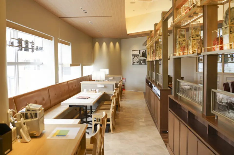 店內寬敞明亮，透過大窗戶灑滿光線，不僅午餐，晚餐也有很多顧客前來。