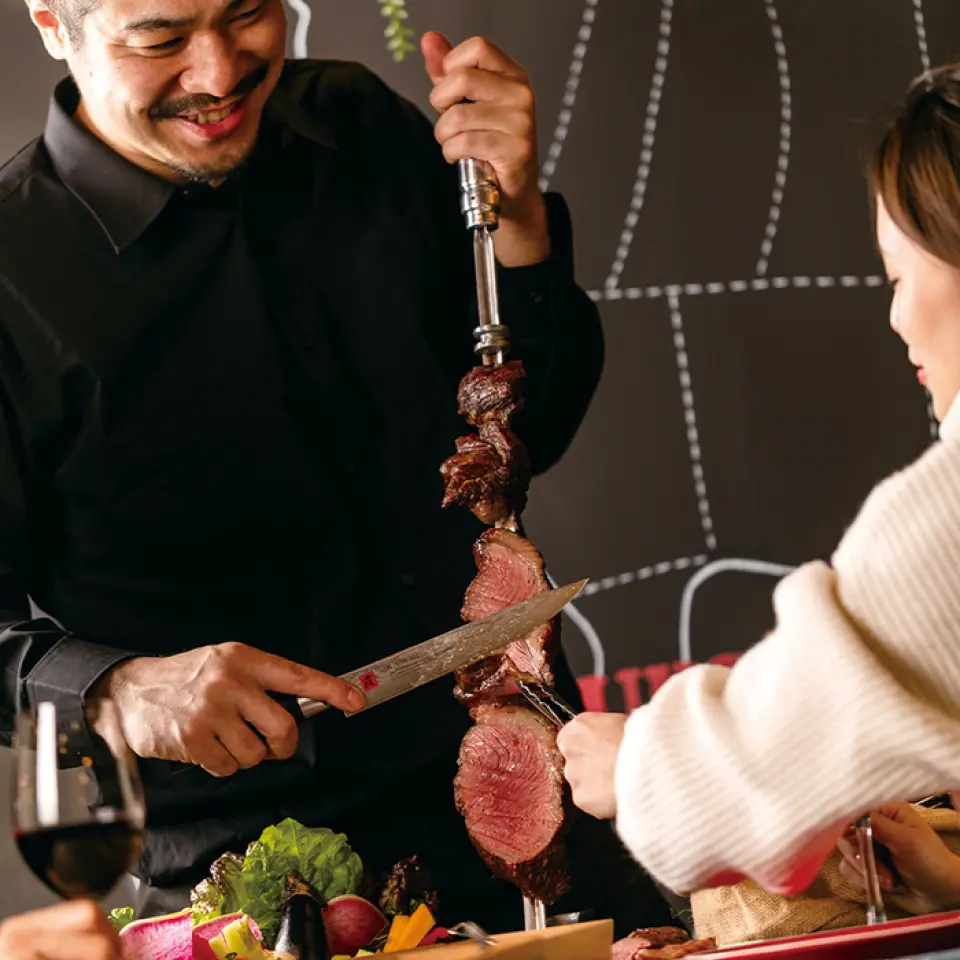 Churrasco BBQ 使用直接從巴西進口的 Churrasco 機器進行燒烤，裹上蔬菜，上面鋪上奶酪，然後立即熏制。每天送來的精心挑選的農家蔬菜和肉類，搭配豐富多樣的醬汁和配料，是新感覺的巴西烤肉店，敬請享受本店特有的3小時無限暢飲的樂趣。