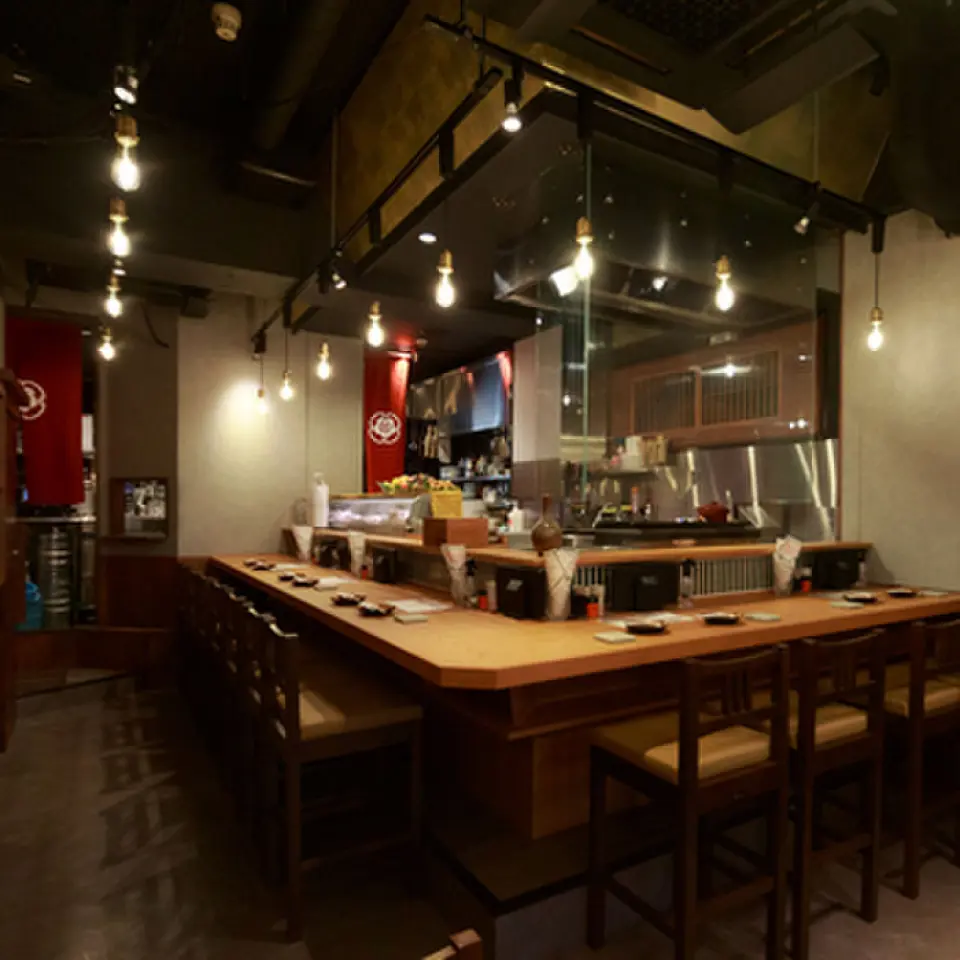餐廳內部寬敞，是一個溫馨的空間，非常適合娛樂、約會或與家人共度時光。有吧台座位、桌椅座位、半私人房間等。