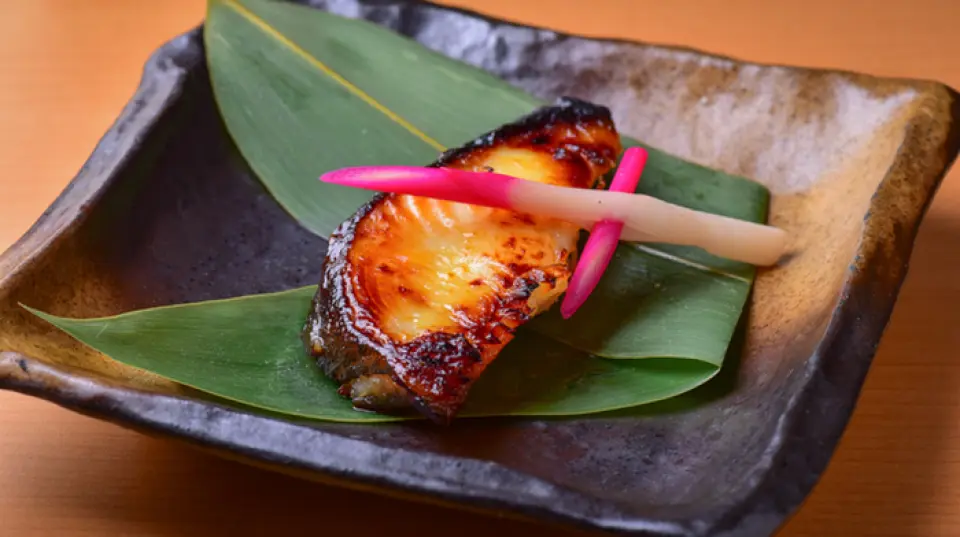 เจ้าของร้านเดินทางมาที่ร้านเป็นการส่วนตัวและซื้อปลาสดจากโทโยสุ ``กินดารา ไซเคียวยากิ'' ใช้ปลาคอดเงินคุณภาพสูง และปรับเวลาในการดองขึ้นอยู่กับรายการนั้นๆ โปรดเพลิดเพลินไปกับรสชาติดั้งเดิมของร้านโดยใช้มิโซะไซเคียว ``ปลาไหลชิรายากิ'' ก็เป็นอาหารแนะนำเช่นกัน เพลิดเพลินกับ ``เกลือพริกไทยญี่ปุ่น'' ซึ่งหาได้ยากตามร้านซูชิ เพลิดเพลินกับผลงานชิ้นเอกที่ทำจากส่วนผสมหลากหลาย เช่น ยี่หร่าและเกลือ พร้อมกลิ่นพริกไทยญี่ปุ่นที่เผ็ดร้อน