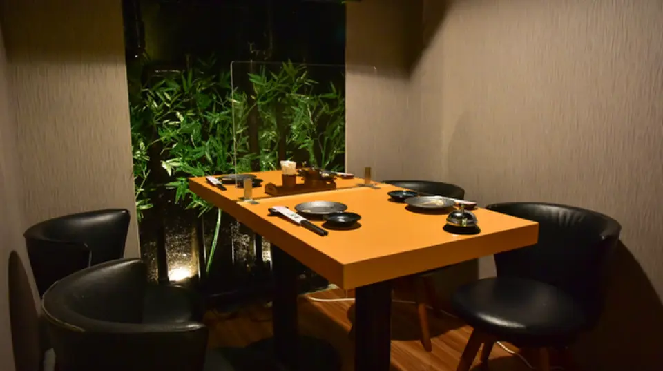 ภายในร้านมีบรรยากาศผ่อนคลายแบบญี่ปุ่นโดยใช้ไม้เป็นธีมหลัก ที่ที่นั่งเคาน์เตอร์มีกล่องใส่ส่วนผสมและคุณสามารถเพลิดเพลินกับการพูดคุยกับพนักงานในขณะที่ดูขั้นตอนการทำอาหาร ➠ นอกจากนี้สำหรับมื้อกลางวันเราส่วนใหญ่มี ``ปลาย่าง'' แต่ก็มี ``ชามปลาไหลคองเกอร์'' ด้วย , ``ชุดซาชิมิ'', ``เนกิโทโระซีฟู้ดชาม'' ฯลฯ เรามีเมนูของ นอกจากนี้ยังมีบริการนำกลับบ้านด้วย ดังนั้นโปรดติดต่อร้านค้าได้เลย เหมาะสำหรับหลากหลายโอกาส เช่น สังสรรค์ คนเดียว ดื่มเครื่องดื่มหลังเลิกงาน หรือปาร์ตี้มื้อเย็นกับเพื่อนฝูง