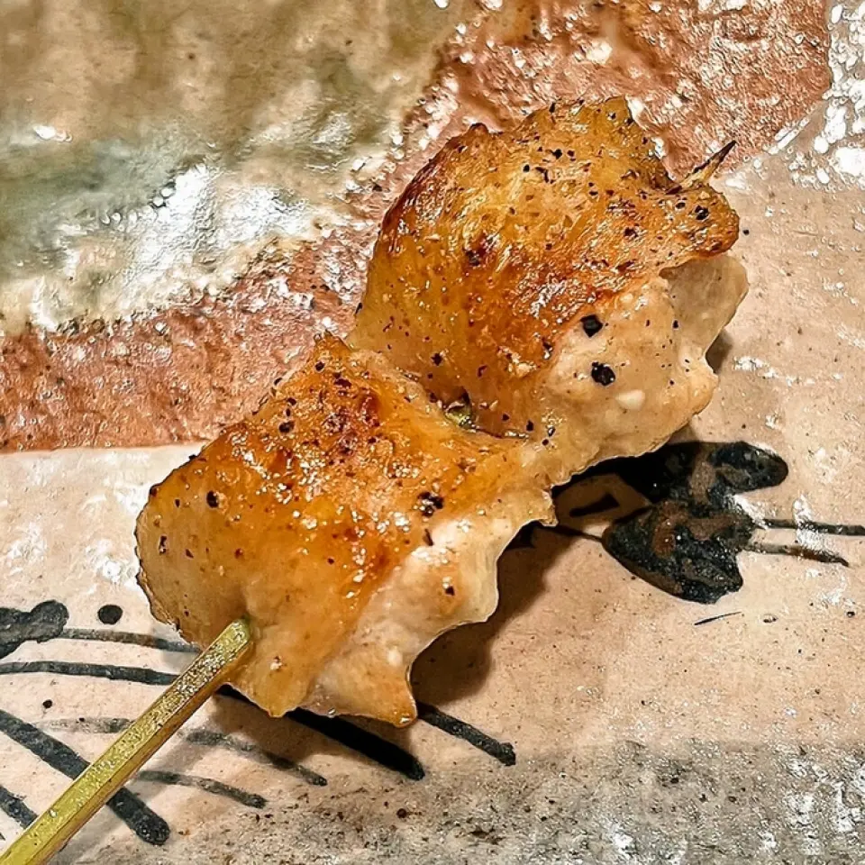 我們的烤雞肉串使用的是非常新鮮的棗雞！我們精心挑選的本地雞肉，味道、濃鬱度、口感都是一流的！每塊都是使用紀州備長炭精心烤製而成。調味料以鹽為主，可以充分體驗土雞的美味。我們對鹽本身很講究，使用的是法國蓋朗德產的鹽。體驗食材的原汁原味！