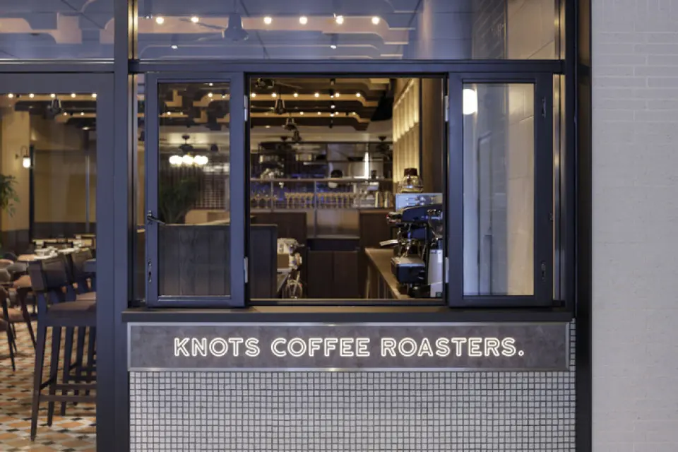 The shop also has a coffee stand called [KNOTSCOFFEEROASTERS.]. The bar has a relaxed atmosphere in the evening, making it a great place for dates or entertaining clients. It's a convenient shop that can be used for a variety of occasions.