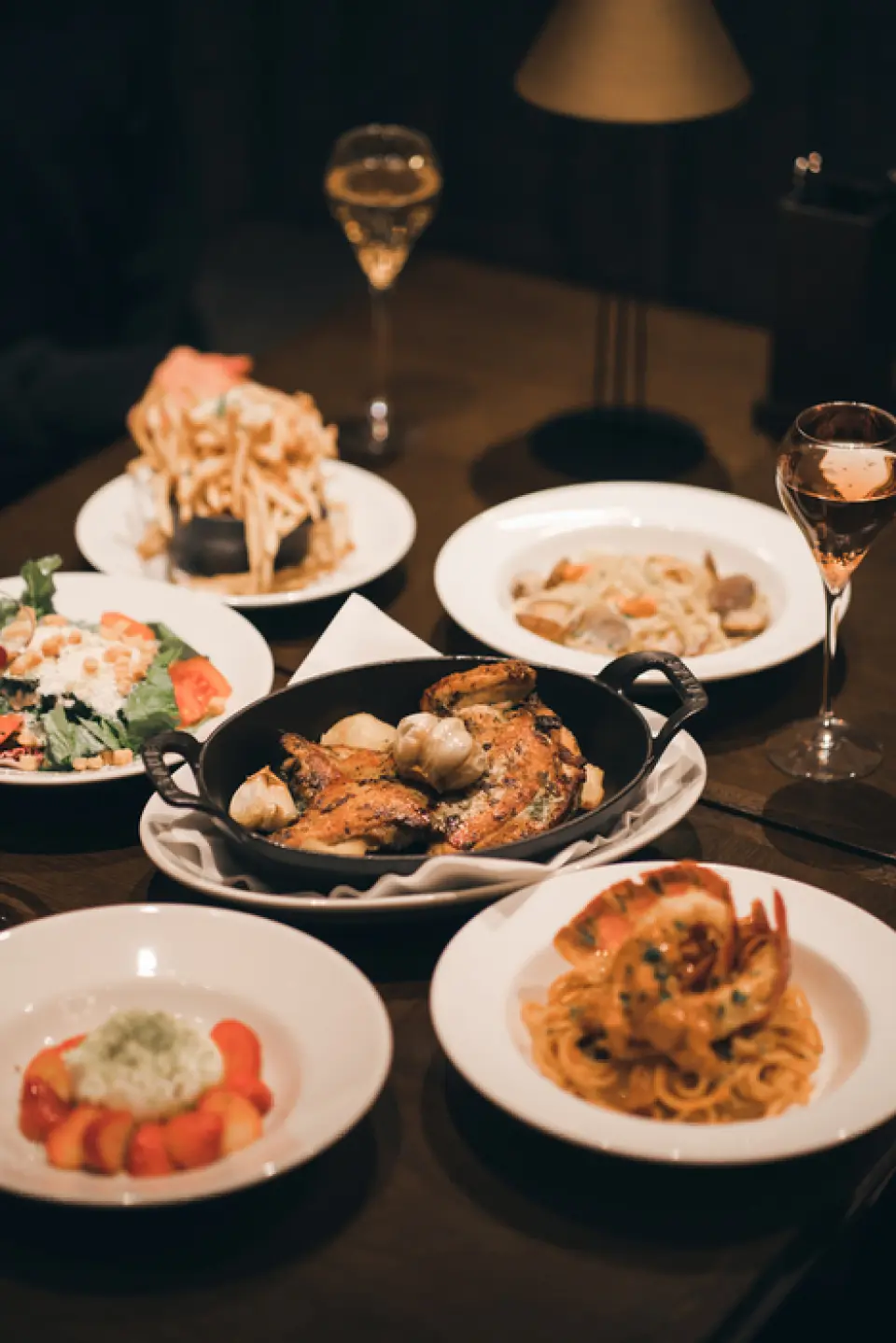 Based on Italian cuisine, we offer international cuisine such as French, American, and Mexican. For the dinner course, you can choose your favorite appetizer, pasta, main dish, and dessert. You can enjoy both the fun of choosing a menu and the fun of sharing food.
