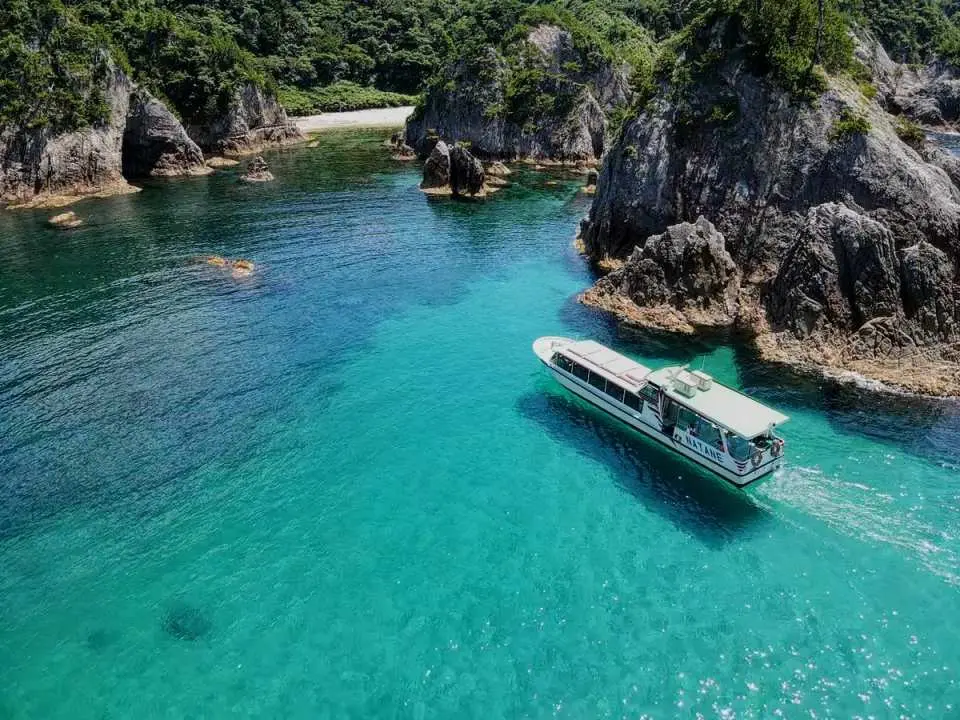 透き通った海の上でのクルージングは、まるで「空飛ぶ遊覧船」。