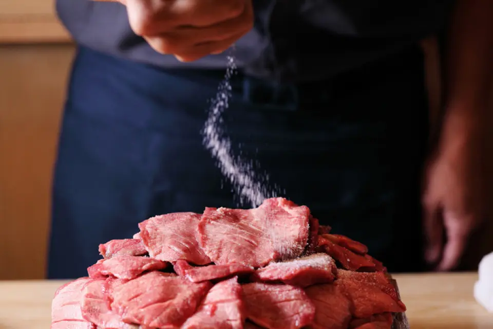 The secret to the deliciousness of our beef tongue is our secret salt, the recipe of which is known only to a select few at Rikyu. Highly skilled craftsmen apply the salt by hand, one by one, to the meat, taking into consideration its size, thickness, season, temperature, and the region it is being transported to, and then season it with the perfect amount of salt. Then, by taking the time and effort to age it, we have created a masterpiece that brings out the natural flavor of the beef tongue to the fullest. Please enjoy our beef tongue, created using our secret salt and expert techniques, which can only be tasted at our restaurant.