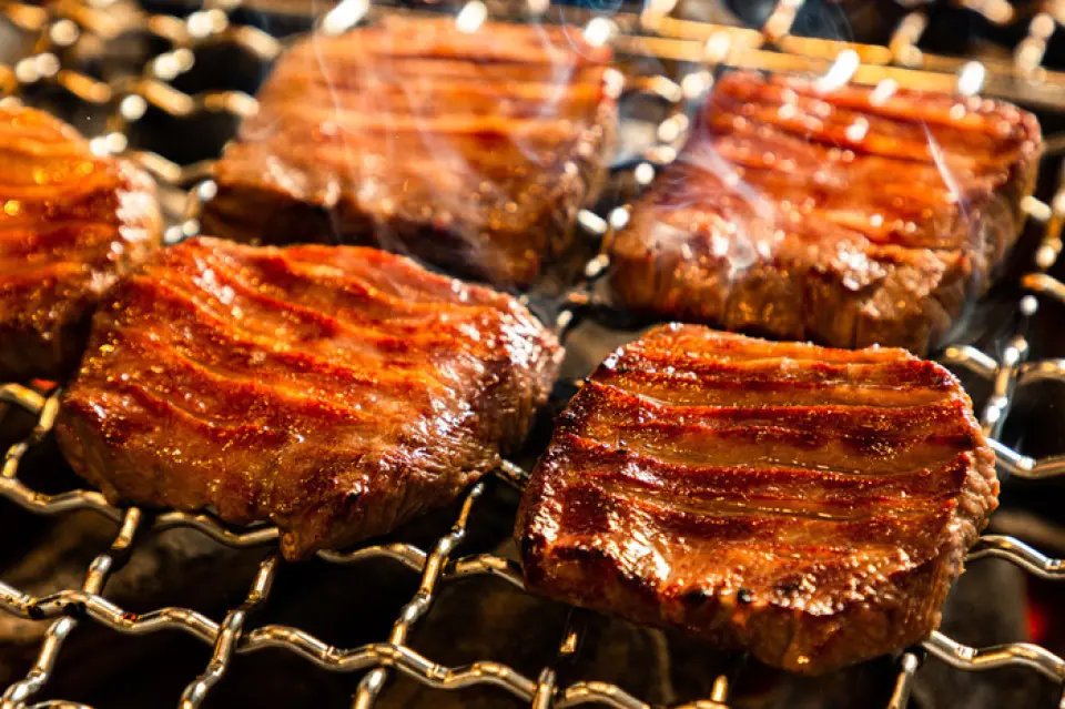 Rikyu's grilled beef tongue is a masterpiece that has been made by hand by craftsmen since the restaurant was founded. Only the tender parts of the beef tongue that are suitable for grilling are cut out, and the craftsmen slice each piece to the optimum thickness. They cut both sides with a knife to ensure that the thick piece can be easily bitten into. Then, a skilled griller grills the piece over high heat in one go, carefully checking the size, thickness, meat quality, and fat content. Enjoy perfectly grilled beef tongue with a crispy, fragrant exterior and flavor locked inside.