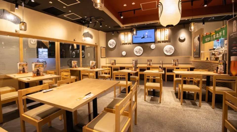 Our new store boasts a bright, clean atmosphere. We also have counter seats, so even if you are alone, you can feel free to come. We can accommodate a wide range of occasions, such as lunch during a work break, a drinking party at night, or a meal while shopping on the weekend. ◎ We are a 3-minute walk from the Yaesu underground central exit of Tokyo Station, and are directly connected to the station, so it is very convenient even on rainy days. In addition to our standard set meals, we also offer freshly made bento boxes for takeout, so please stop by on your way home from work.