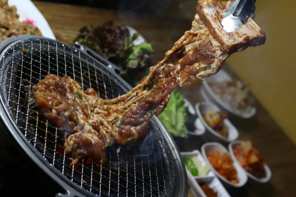 The most popular dish is the pork ribs (commonly known as deji kalbi)! It is not prepared in advance, but prepared daily, so it tastes super fresh. The second most popular dish is the pig's trotters (large, medium, small), which are also the best! The recipe for the special sauce is a secret...♪ The third most popular dish is the chicken trotters (takeout OK), which are grilled over charcoal and are delicious even when cold. The hearty whelk salad, the budae jjigae, and the rice-stealing crab marinated in soy sauce, the ganjang gejang, are all authentic dishes that recreate the taste of the original!
