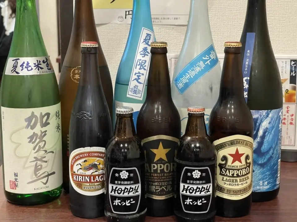 Chúng tôi cung cấp Black Label dưới dạng bia tươi và Sapporo và Kiri Lager dưới dạng bia đóng chai. Sự đa dạng của các loại chua cũng hấp dẫn. “FureFure Matcha Sour” là thức uống phổ biến dành cho cả nam và nữ, họ có thể thưởng thức hương thơm của trà bằng cách thêm matcha ngay tại chỗ! Ngoài ra, bạn có thể đặt hàng và giữ một chai shochu. Luôn có sẵn 5 loại rượu sake, bao gồm cả những nhãn hiệu hiếm◎