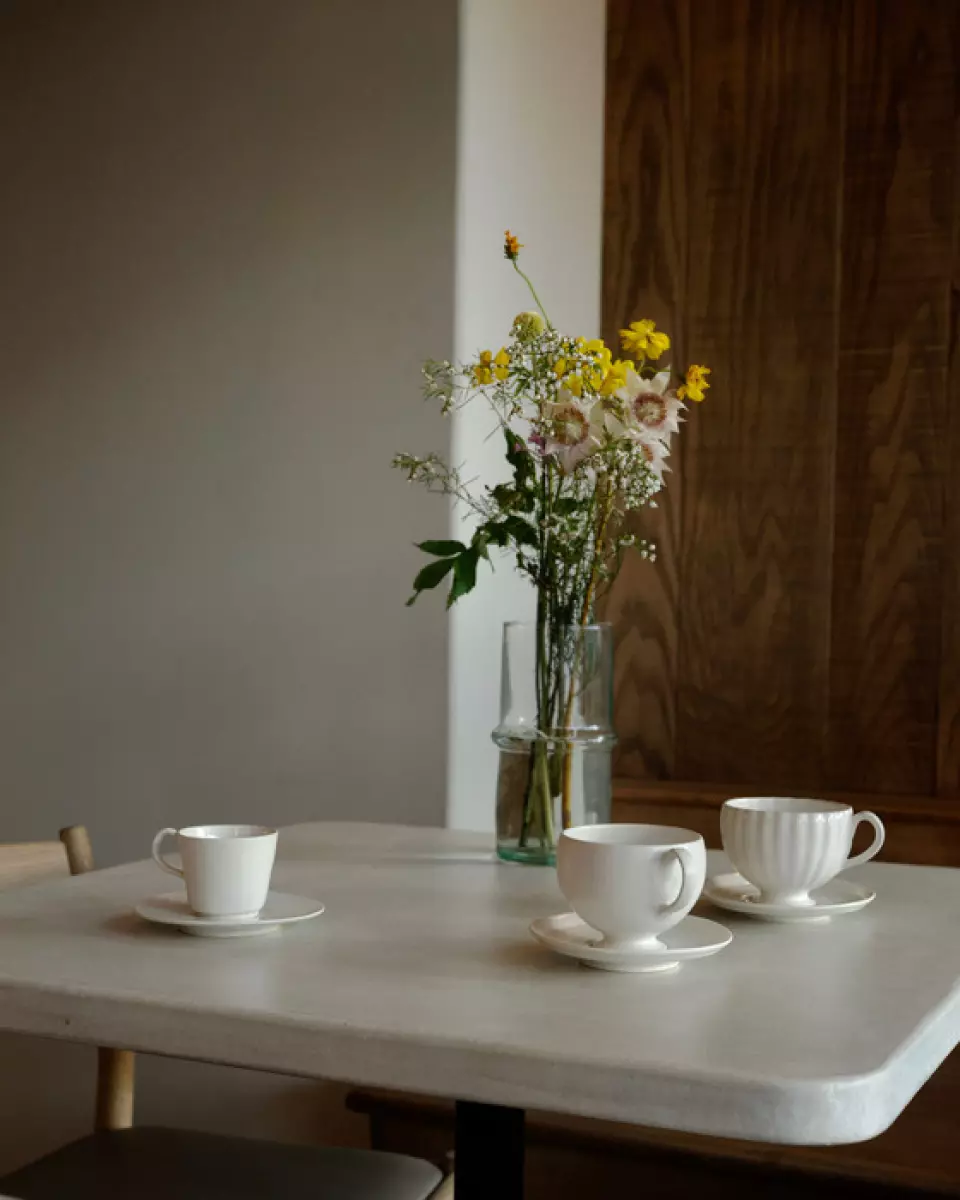 We offer a space where people of all ages can enjoy themselves in a homely atmosphere. We have two types of seating: table seats where you can spend time leisurely, and counter seats where you can surround a warm wood fire. The sound of the wood burning resonates pleasantly, and the sound of records playing along with that sound further enhances the relaxed mealtime. Please enjoy your time however you like.
