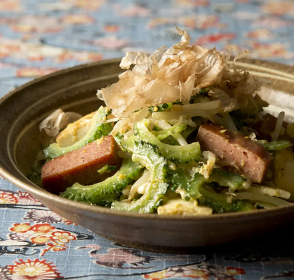 We have prepared a menu of dishes that you will definitely want to try when you go to Okinawa, such as sea grapes, mimiga, agu, rafute, goyachampuru, and Okinawa soba. Enjoy a relaxing and blissful moment sipping awamori while sampling traditional Okinawan cuisine.