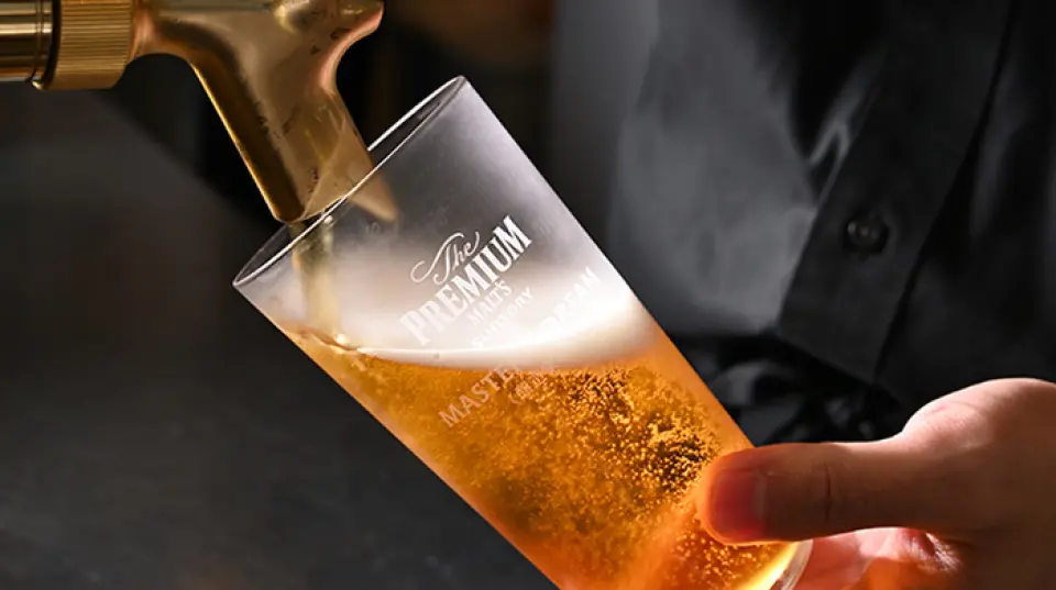 從日本威士忌到清酒等約50種的菜單，您可以品嚐到您最喜愛的飲品，包括暢飲無法輕鬆享用的生啤酒“大師之夢”，以及“Ao”、“芝華士12年”和“Mitake” 。還有大量使用國產果汁糖漿和果肉的“神山酸酒”、微甜的“鮮榨檸檬酸酒”和肉質等與黑毛和牛最相配的飲料。