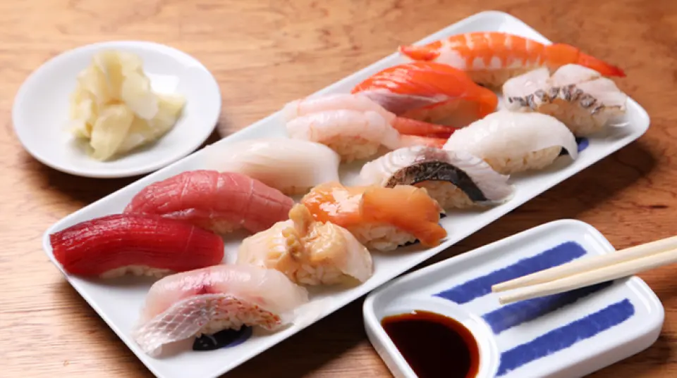 Our concept is "a bar where you can also enjoy sushi." Please enjoy our proud sushi made with fresh ingredients procured from a wholesaler in Toyosu! The vinegared rice is an original blend of red vinegar, rice vinegar, and lemon juice. You can order your favorite sushi from just one piece, and of course you can enjoy sushi even late at night ◎ In addition to single items, we also recommend the "Omakase Nigiri" ♪ We also have thin rolls, assorted sashimi, and a snack menu. Please check the weekly menu in the store!