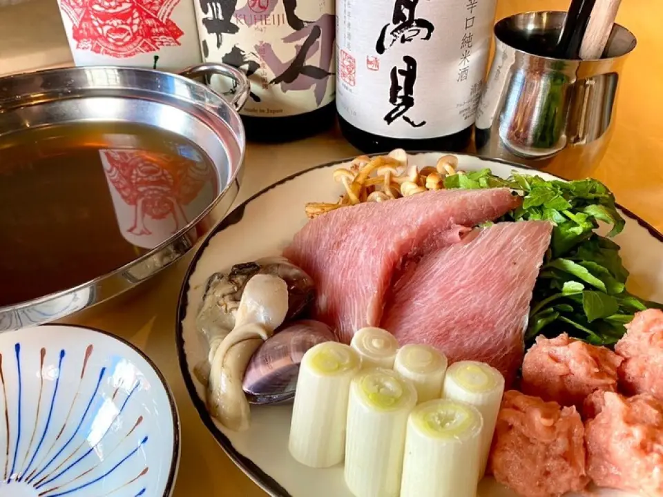 在江戶時代，鮪魚的肥肉被丟棄，「尼吉瑪火鍋」在一般民眾中很受歡迎。 Negima nabe配上蔥和鮪魚。鰹魚高湯，配上醬油、鮪魚和蔥。我們透過照顧食材使湯變得美味。請品嚐江戶 = 東京的當地美食，在冬季放鬆身心。