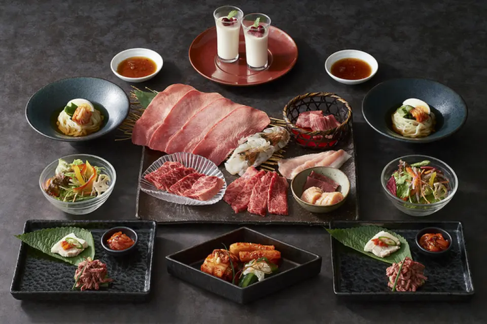 Toraji的烤肉可以用「鹽烤」、「醬烤」或「黑味噌烤」來調味。在虎路，我們不拘泥於品牌牛肉，而是從全國各地採購當時狀態最好的食材，提供給顧客。