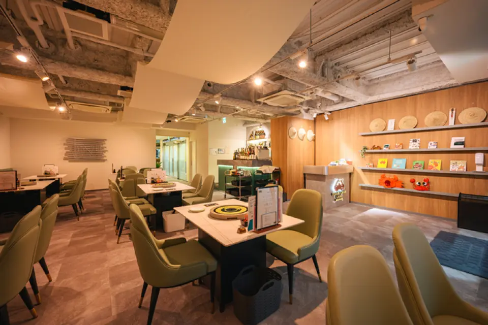 The restaurant has 70 seats and a stylish atmosphere. You can enjoy your meal at your leisure from lunch to dinner.