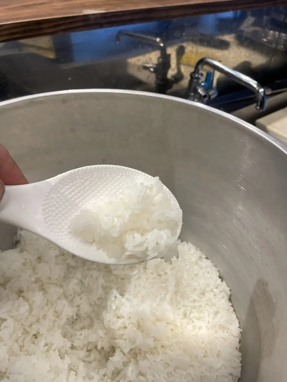The rice is cooked in a Hagama pot and made slightly firm to match the eel, and is finished with a sauce made from carefully selected mirin and soy sauce. We are also proud of our homemade pickles.