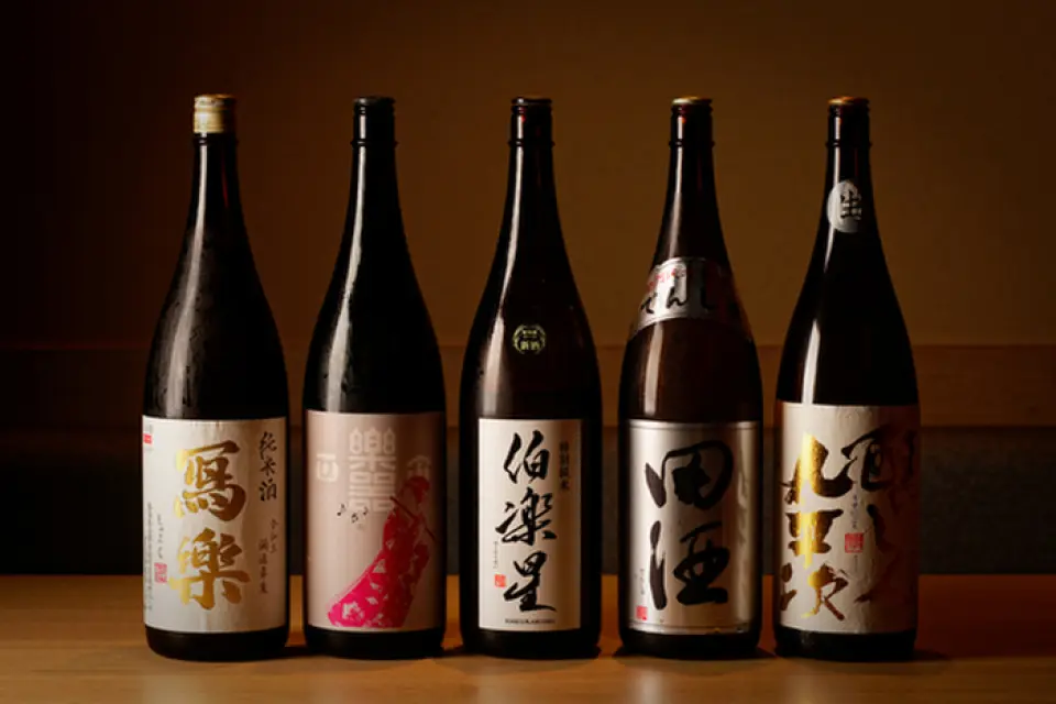 我們的酒精飲料種類繁多，主要是國產產品，由我們的侍酒師和清酒大師在仔細考慮與食物的兼容性後精心挑選。備有來自 47 個都道府縣的多種清酒品牌。我們主要從山梨縣和長野縣購買葡萄酒。我們還有「山崎」和「響」等老式威士忌。