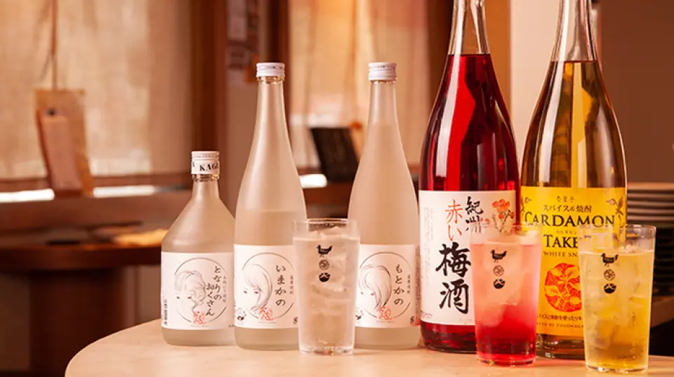 请品尝我们各种名字可爱又独特的酸酒！使用马铃薯烧酒“天使的诱惑”的“天使的诱惑酸味”，容易饮用，与食物很相配。 “大麦巧克力酸味”的特点是让人想起用大麦烧酒制成的大麦巧克力的味道！此外，还有以易饮为主的约10种葡萄酒，以及根据季节变化而变化的5～8种清酒。烧酒有大麦、甘薯等10种，还有很多可爱的瓶子，可以欣赏一下。
