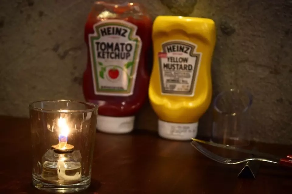 During dinner time, you can enjoy your meal in a candlelit, relaxing atmosphere. The jazz played in the restaurant is a carefully selected playlist.